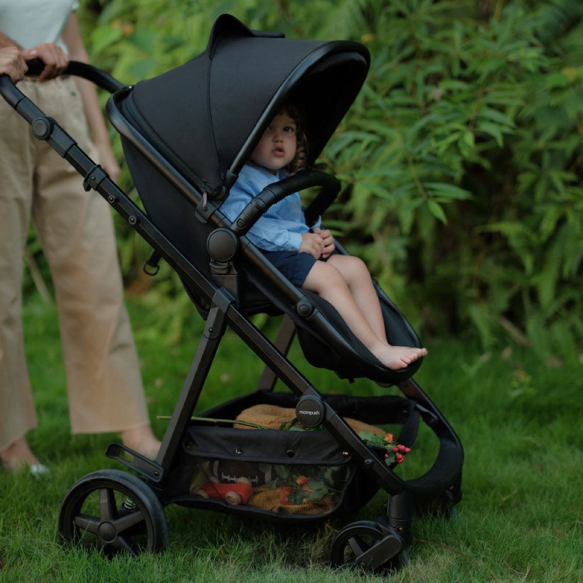 Mompush Meteor 2 in a lifestyle setting, official product page image